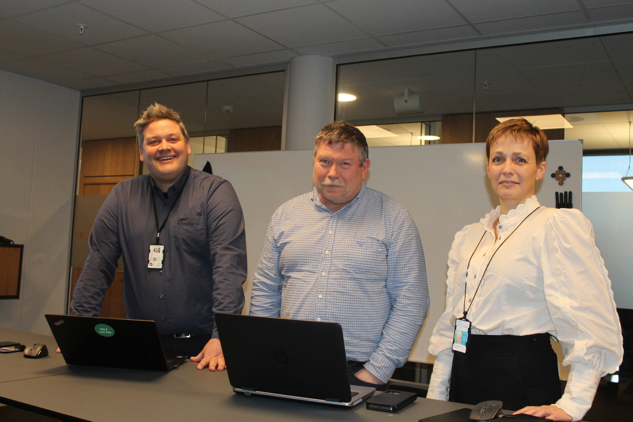 Daglig leder Ørjan Vold (til venstre), Odd Åsbjørn Ousdal, Rosita Rundevold Ågesen er gleder seg over at de for tredje året på rad kan tilby kundene sine redusert nettleie. Dyktige ansatte får æren.